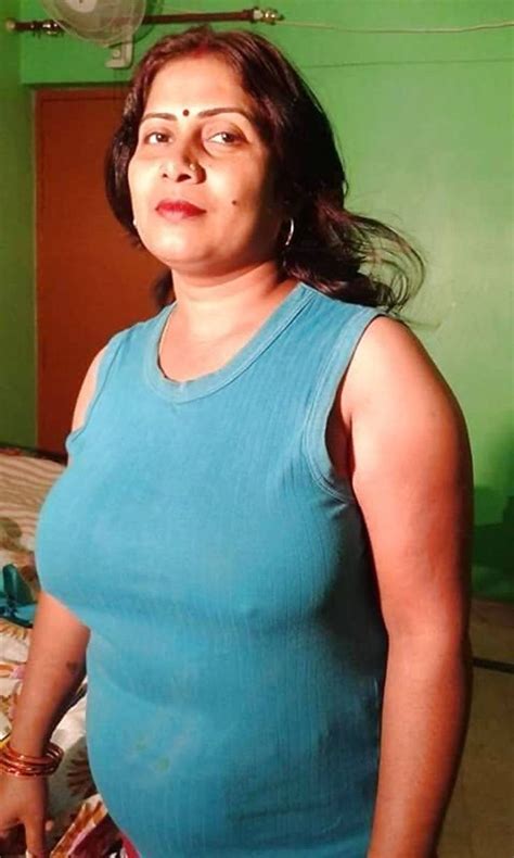 Indian Hot Aunty Showing her Big Boobs and Juicy Hairy Pussy